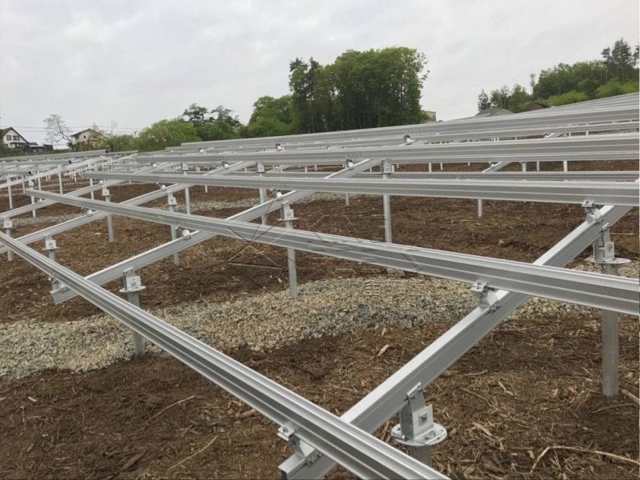 ソーラーパネルのポール取り付け